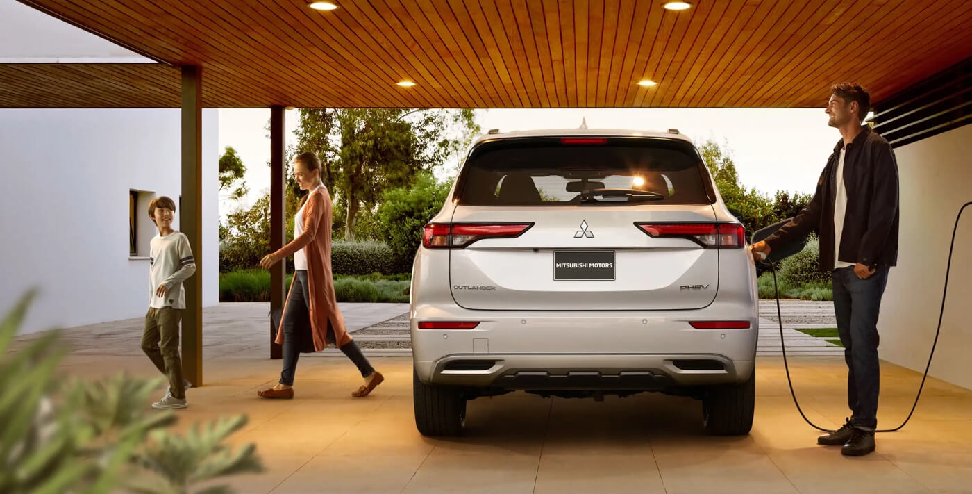Recharge de batterie du Mitsubishi Outlander 2026 hybride rechargeable à la maison.
