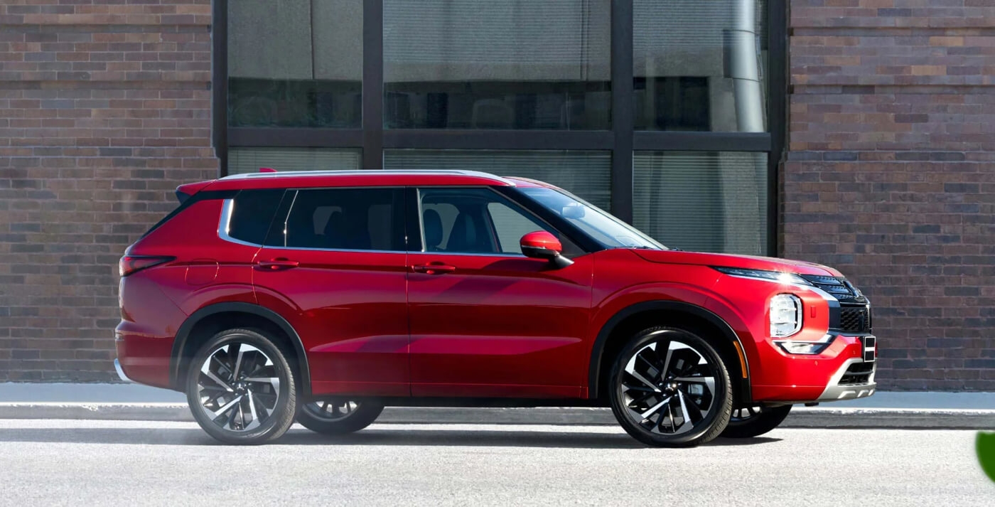 Vue latérale du Mitsubishi Outlander 2026 sur la route.