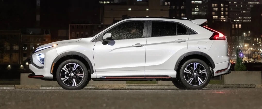 Vue latérale du Mitsubishi Eclipse Cross 2026 incluant ses jantes en alliage de grandes dimensions.