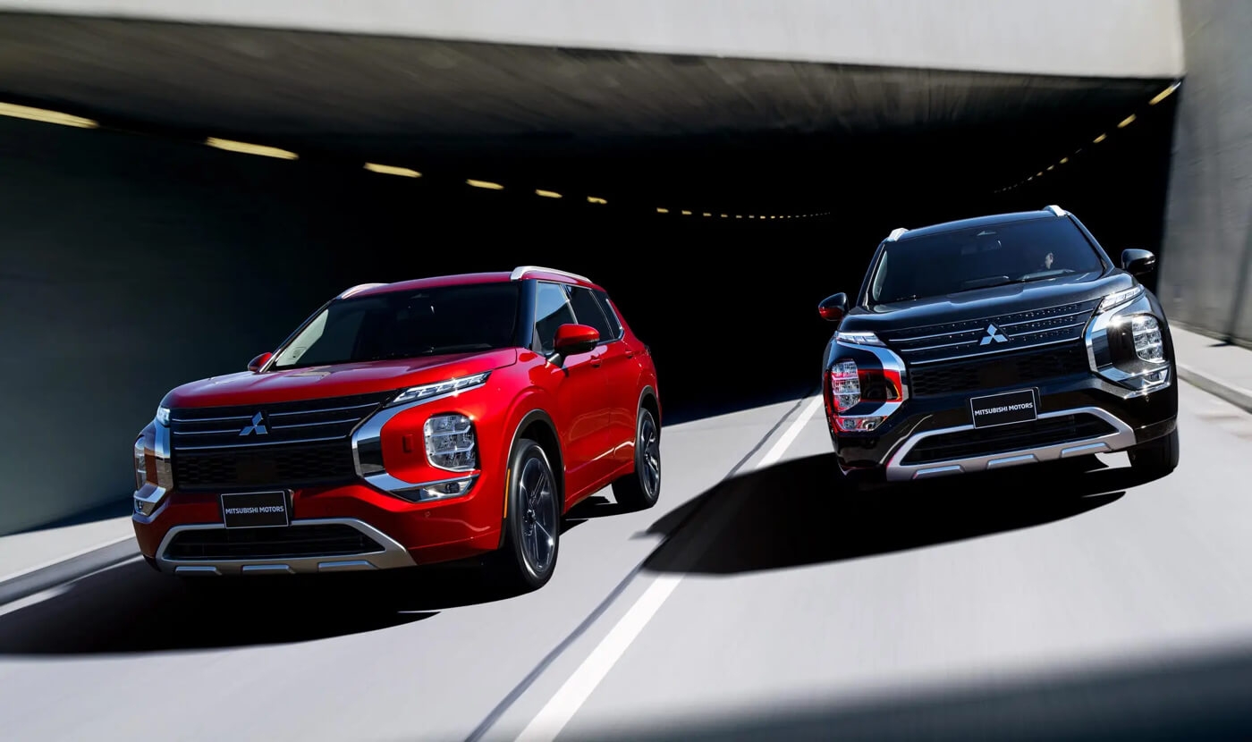 Deux Mitsubishi Outlander 2026 sur la route.